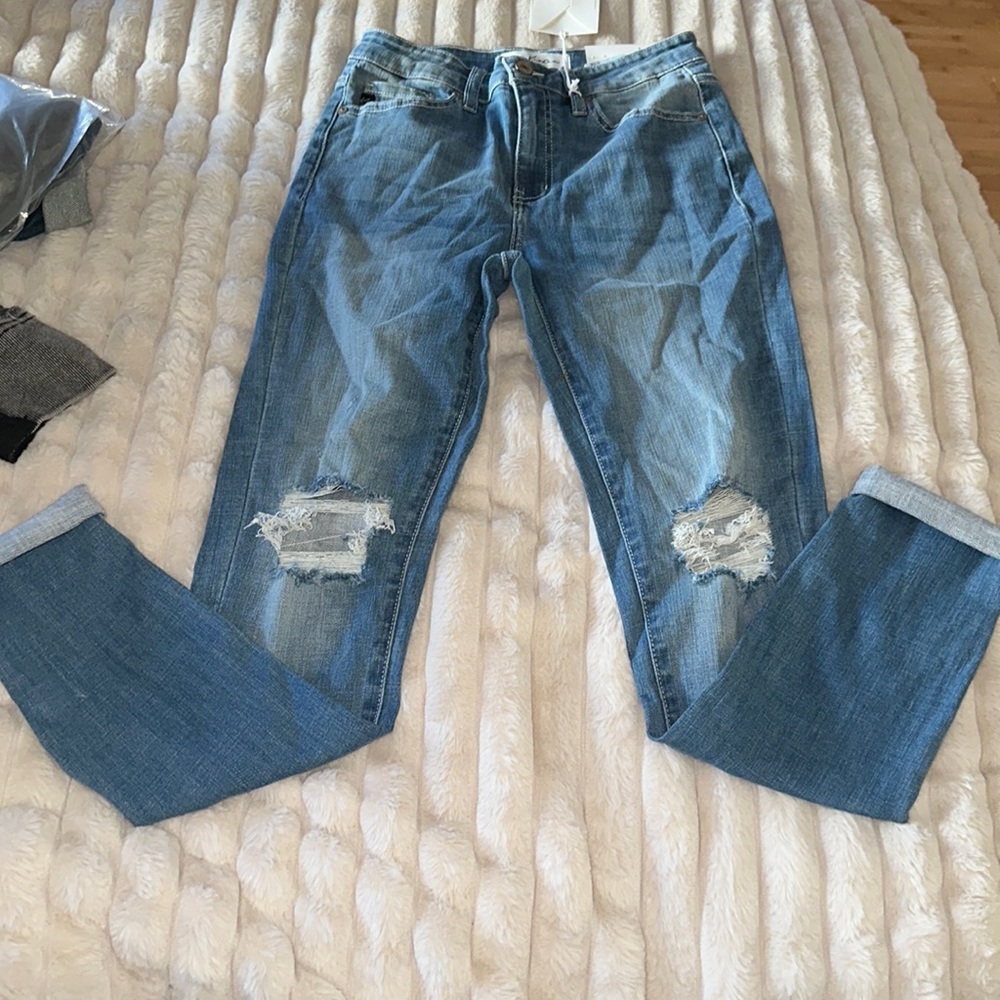 Kancan size 5/26, high-rise ankle skinny, distressed, only on the knees